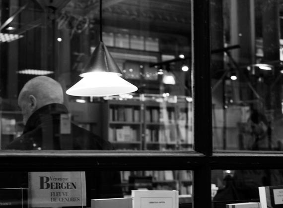 The Man in the Bookstore / photo by Yazuu at Bruxelles